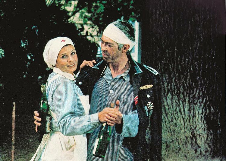 Kersantti Steiner (James Coburn) lähetetään sotilassairaalaan toipumaan Sam Peckinpahin sotaelokuvassa. Kuvassa myös hoitaja Eva (Senta Berger).