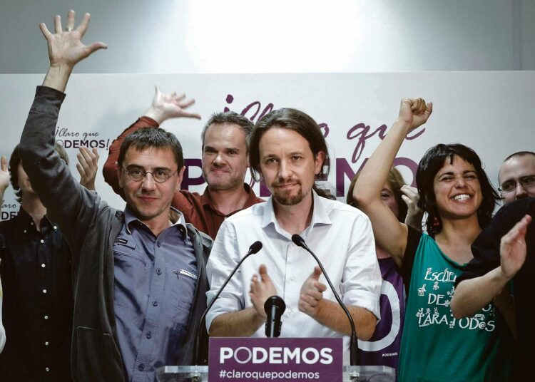 Podemos henkilöityy vahvasti johtajaansa Pablo Iglesiasiin (keskellä). Kuva on toukokuun 25. päivältä, jolloin alustavat tulokset eurovaaleista ovat juuri saapuneet.