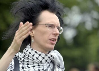 Syksy Räsänen puhumassa lauantain mielenosoituksessa.