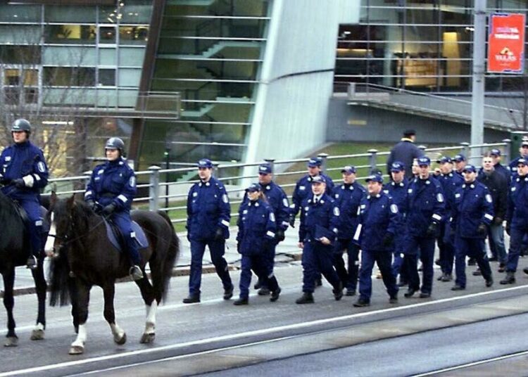 Poliisit marssivat Senaatintorilta eduskuntatalolle torstaina 23. marraskuuta 2000.