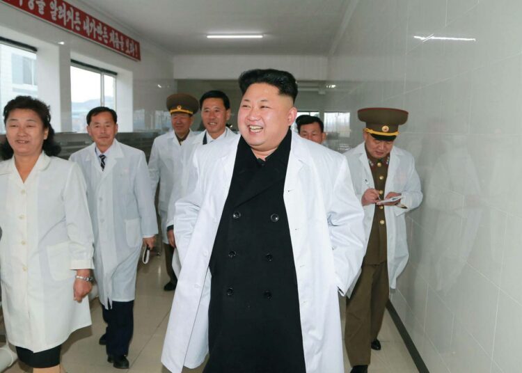 Pohjois-Korean johtaja Kim Jong Un tutustumassa armeijan elintarviketehtaaseen.
