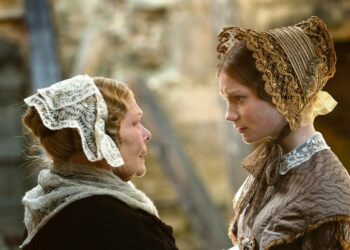 Mia Wasikowska (oik.), Michael Fassbender ja Judi Dench (vas.) tähdittävät ohjaaja Cary Fukunagan sovitusta ajattomasta rakkaustarinasta.