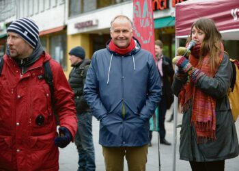 Vasemmistoliiton heikko vaalimenestys panee pohtimaan tappion syitä. Kuvassa odotukset olivat vielä korkealla, kun Ruotsin Vänsterpartietin puheenjohtaja Jonas Sjöstedt (kesk.) piipahti Paavo Arhinmäen ja Mia Haglundin vieraana puolueen vaalimökillä Helsingin keskustassa.