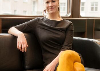 Vasemmistoliiton kansanedustaja Hanna Sarkkinen sanoo, että uusiutuvan energian työpaikat olisivat pysyviä. Ydinvoimala työllistää laajemmin lähinnä rakennusvaiheessa.