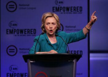 Yhdysvaltain presidentiksi pyrkivän demokraattien Hillary Clintonin mielestä republikaaniehdokkaiden puhetapa naisista on loukkaava ja huolestuttava.