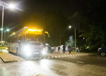 Turvapaikanhakijoita saapuu bussilla yöllä mielenosoittajien ohi Lahdessa Hennalan entiseen varuskuntaan avattuun vastaanottokeskukseen. Mielenosoittajat heittivät ilotulitteita kohti turvapaikanhakijoita kuljettanutta bussia puolen yön aikaan heidän saapuessa Hennalaan.