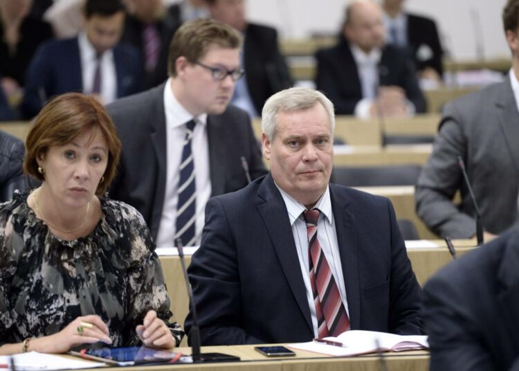 SDP:n kansanedustaja Sirpa Paatero Antti Rinteen vieressä eduskunnassa.