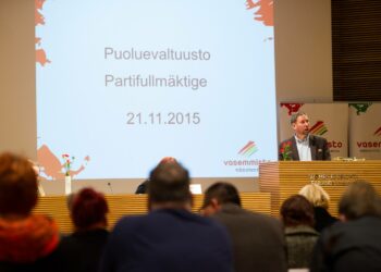 Puheenjohtaja Paavo Arhinmäkin puhui Vasemmistoliiton puoluevaltuuston kokouksessa Helsingissä lauantaina.