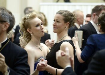 Linnan juhlat sai tv:ssä ennätysyleisön, vaikka tapahtumaa seurattiin myös tableteilla ja älypuhelimilla. Naisten jalkapallomaajoukkueen maalivahti Tinja-Riikka Korpela (oik.) ja Emilia Rinne tanssin pyörteissä.