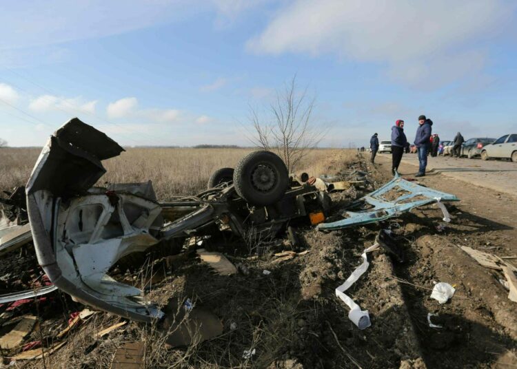 Yksi tehtävä Ukrainassa on varoittaa lapsia miinojen vaaroista. Kuvassa miinaan ajaneen pikkubussin jäännökset Marinkan lähellä viime viikolla.