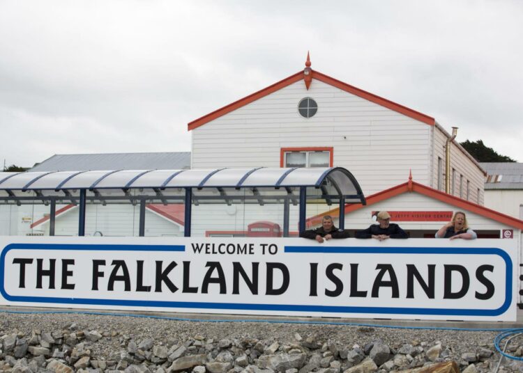 Tervetulokyltti Falklandinsaarten pääkaupungin Port Stanleyn satamassa.