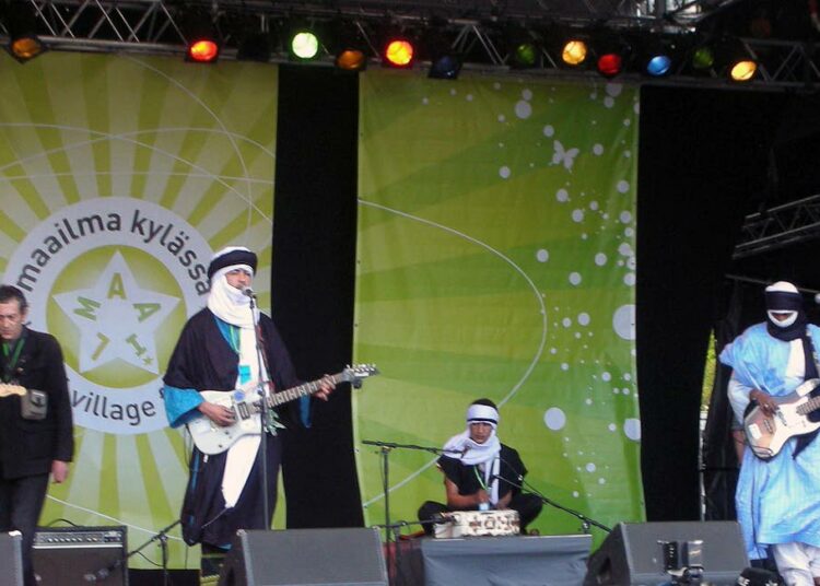 Malilainen Terakaft esitti aavikkobluesia Maailma kylässä -festivaalilla vuonna 2009.