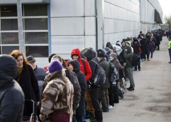 Köyhyyden ja syrjäyttämisen seuraukset ja hinta eivät porvareita kiinnosta. Leipäjono Myllypurossa huhtikuussa  2015.