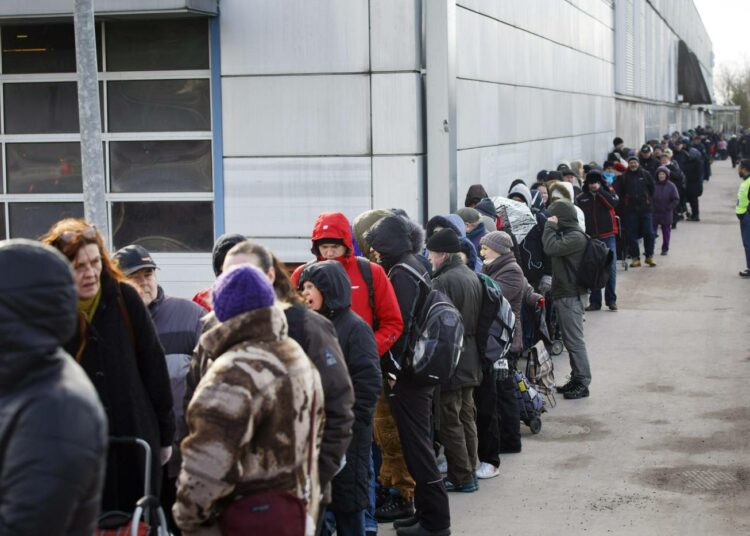 Köyhyyden ja syrjäyttämisen seuraukset ja hinta eivät porvareita kiinnosta. Leipäjono Myllypurossa huhtikuussa  2015.