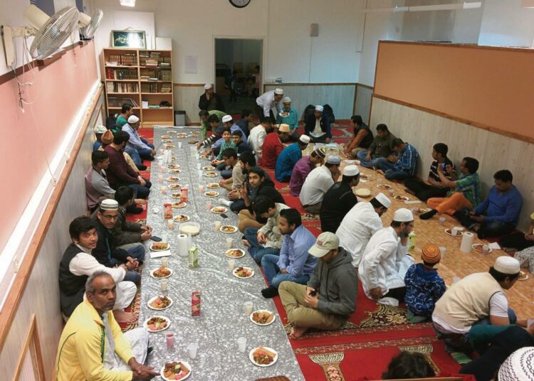 Iftar on päivän paaston päättävä ateria, joka usein nautitaan yhdessä. Kuvat Helsingin Roihuvuoren moskeijasta.