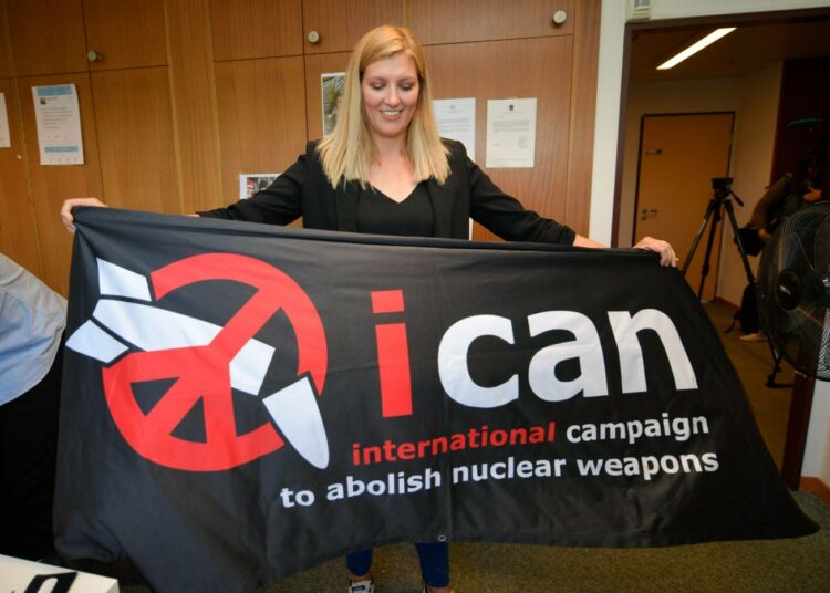 ICAN-kampanjan johtaja Beatrice Fihn tuuletti Nobel-palkintoa Genevessä.