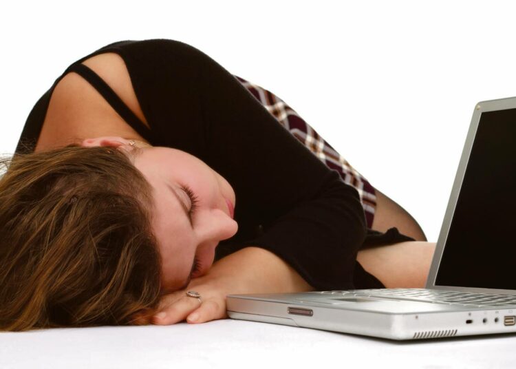 Työn ja vapaa-ajan rytmi vaikuttaa terveyteen. Erityisesti se vaikuttaa uneen. Liian vähäinen uni aiheuttaa lukuisia terveysriskejä.
