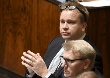 Keskustan eduskuntaryhmän puheenjohtaja Antti Kaikkonen jakaa nyt opposition huolen.