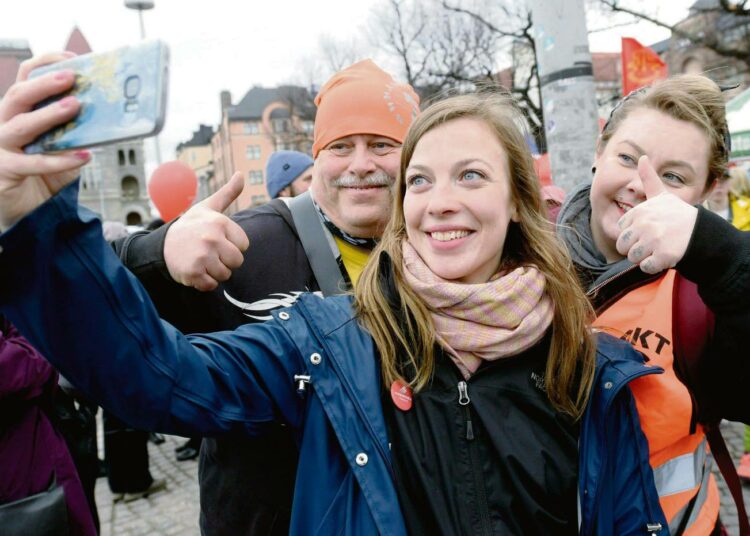 Vasemmistoliiton puheenjohtaja Li Andersson keräsi ympärilleen fanittajia vappupäivänä Helsingin Rautatientorilla.
