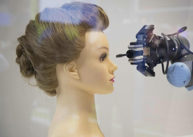 Robotisaatio ei vielä näyttäydy arjen työssä duunarialoilla, Kuvassa meikkausrobotti työssään.