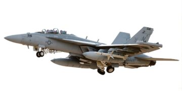 Super Hornet -hävittäjä Ilmavoimat 100 vuotta -juhlalentonäytöksessä Tikkakoskella Jyväskylässä 16. kesäkuuta. Hornetin valmistaja yhdysvaltalainen Boeing on mukana hävittäjien tarjouskilpailussa.