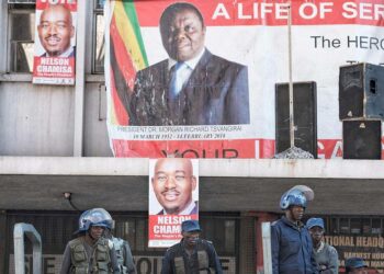 Mellakkapoliisit vartioivat oppositiopuolue MDC:n päämajaa Zimbabwen pääkaupungissa Hararessa. Poliisi surmasi viime viikolla ainakin kuusi ihmistä, jotka osoittivat mieltä vaalivilppiä vastaan.