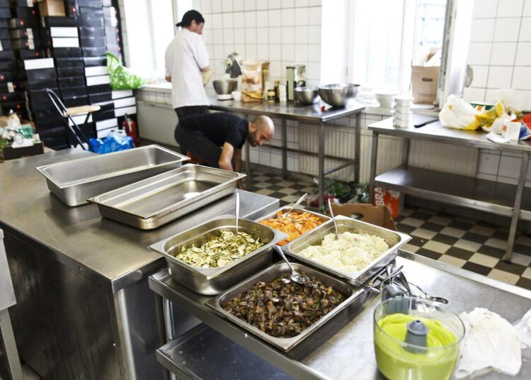 Suomen ensimmäinen hävikkiruokaravintola Loop avasi ovensa elokuussa 2016 Helsingin Lapinlahdessa.