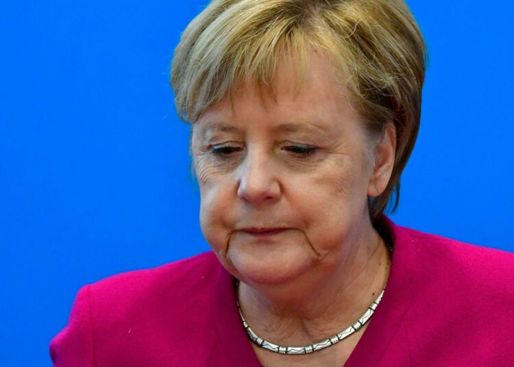 Liittokansleri Angela Merkel saapumassa maanantaina puolueensa puhemiehistön kokoukseen. Merkel ilmoitti kokouksessa, että hän haluaa jatkaa liittokanslerina, mutta luopuu joulukuussa CDU:n puheenjohtajuudesta.