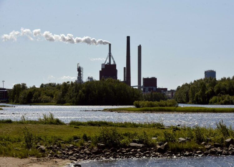 Stora Enso uhkaa leikata enintään 400 työpaikkaa tehtaaltaan Oulussa.