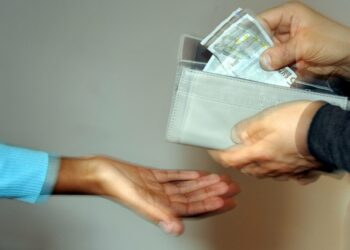 Vastikkeeton perustulo ei laittanut sen saajia lorvimaan, vaikka tutkimuskirjallisuudessa painotetaan karenssien uhkaa.