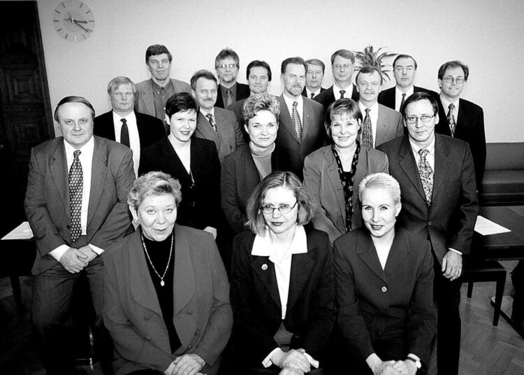 Vasemmistoliiton maaliskuussa 1999 valittu eduskuntaryhmä.