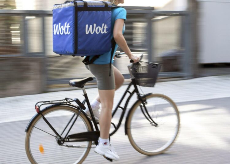 Ranskassa polkupyörälähetit järjestäytyivät ammattiliitoksi, kun alustat alkoivat kilvan polkea taksoja. Kuvassa Helsingissä toimivan ruokaläehttipalvelu Woltin lähetti.