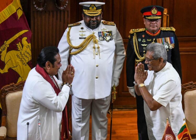 Uusi presidentti Gotabaya Rajapaksa (oik.) nimitti viime torstaina veljensä, entisen presidentin Mahinda Rajapaksan (vas.) pääministeriksi.