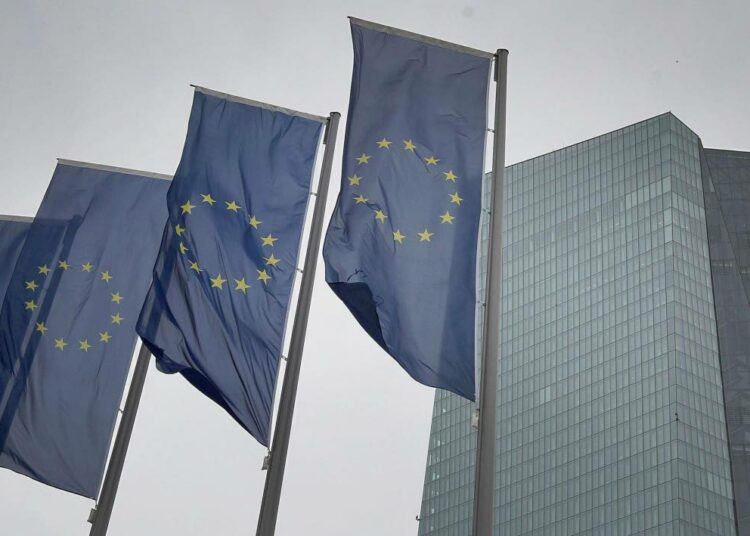 Euroopan keskuspankki aloittaa 750 miljardin euron hätärahoituksen.
