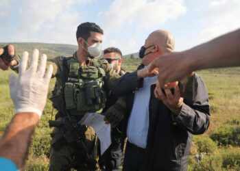 Poliisi esti palestiinalaisia palaamaan mailleen Nablusin kaupungin lähistöllä 2. toukokuuta. Siirtokuntalaiset katkoivat niillä oliivipuita ja pystyttivät pikataloja.