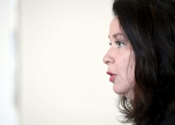 Eduskunnan perustuslakivaliokunnan puheenjohtaja Johanna Ojala-Niemelän mielestä Haavisto voi juridiselta kannalta katsottuna toimia ministerinä ja jos painetta tulee, se tulee poliittiselta puolelta.