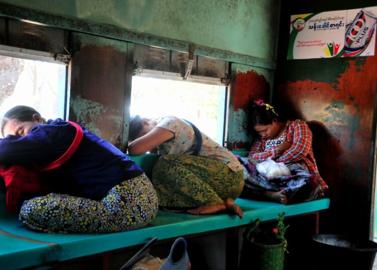 Ihmisoikeusasiantuntijat sanovat, että Myanmarin hallitus ei ole kiinnostunut katkaisemaan rankaisemattomuuden kierrettä, vaikka seksuaalinen ja sukupuoleen pohjautuva väkivalta ovat maassa yleisiä. Kuvassa myanmarilaisia naisia junamatkalla.