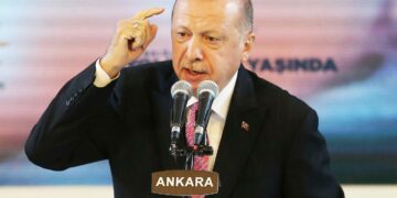 Turkin presidentti Recep Tayiip Erdogan uhkaa Arabiemiraatteja diplomaattisten suhteiden katkaisemisella.