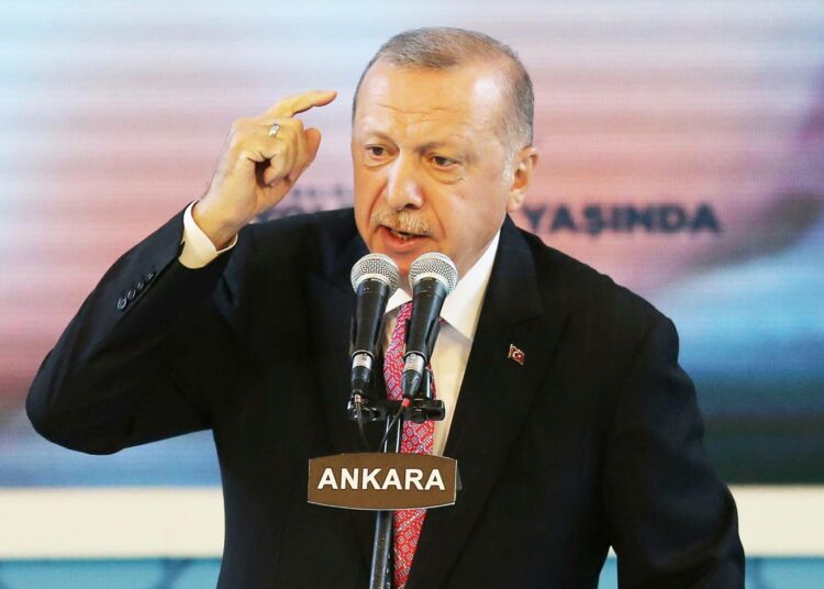 Turkin presidentti Recep Tayiip Erdogan uhkaa Arabiemiraatteja diplomaattisten suhteiden katkaisemisella.