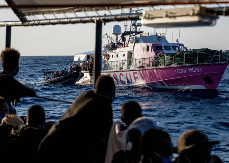 Libyasta on Amnestyn mukaan tullut  äärimmäisen vihamielinen ympäristö turvatumpaa elämää etsiville pakolaisille ja siirtolaisille. Kuva kansainvälisiltä vesiltä Libyan edustalta, jossa menossa pakolaisten pelastusoperaatio.