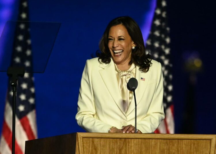 Kamala Harris liikutti demokraattien naiskannattajia kyyneliin voitonpuheellaan Delawaren Wilmingtonin lavalta.