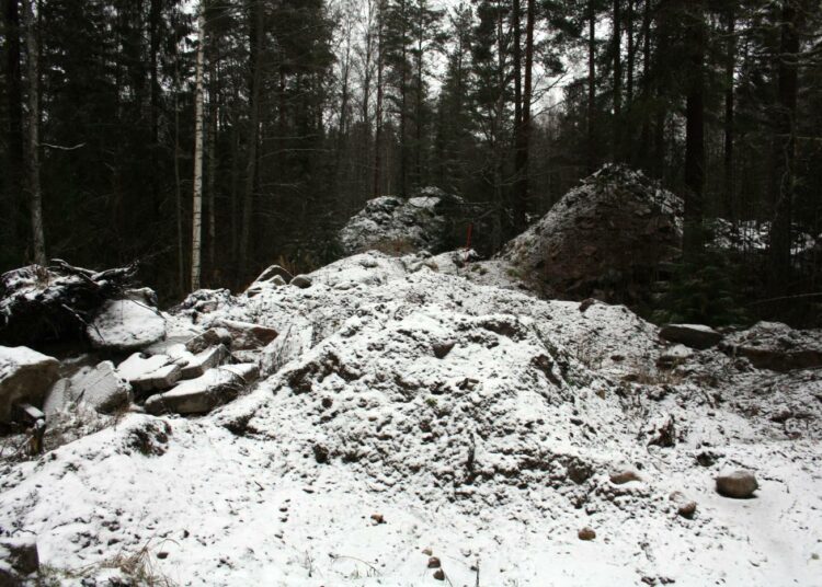 Kaatopaikka-alue on puolentoista hehtaarin laajuinen alue. Kuvan oton jälkeen lumen peittämän kaatopaikan laelle on ilmestynyt kaivinkone ja tietyömerkit.