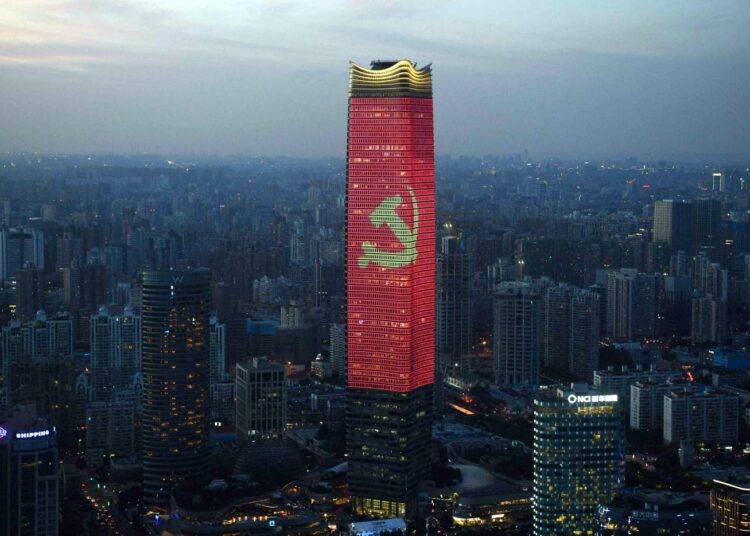 Kiinan kommunistisen puolueen merkki esitettiin shanghailaisen pilvenpiirtäjän kyljessä osana puolueen perustamisen satavuotisjuhlaa.