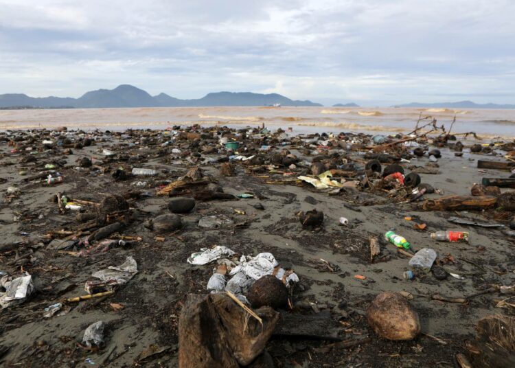 Muovi kertyy meriin. Kuva on marraskuulta Indonesiasta Aceh-joen suistosta.