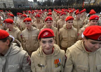 Putin-nuoria 9.5. pidettävän Voiton päivän paraatin harjoituksissa Pietarissa tiistaina 26.4.