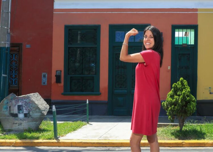 Rocio Pereyra toivoo tulevansa valituksi Pueblo Libren pormestariksi. Hän poseeraa idolinsa Manuela Saenzin entisen kodin edustalla. Saenz (1797-1856) oli vallankumouksellinen, joka edisti niin Perun itsenäisyyttä kuin naisten asiaakin.