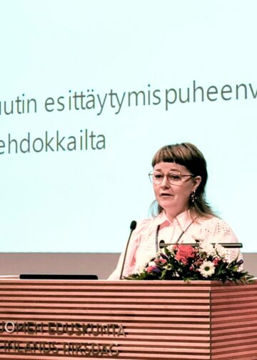 Kuvassa Anna Mäkipää puhuu puoluevaltuustolle ennen äänestystä.
