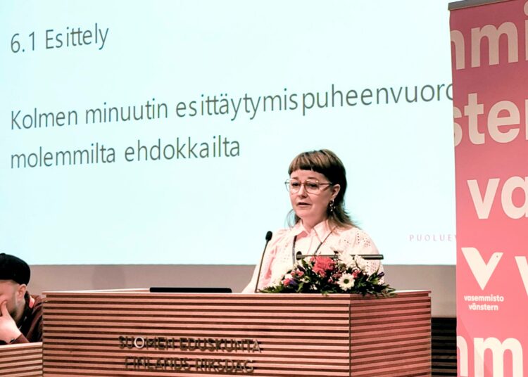 Kuvassa Anna Mäkipää puhuu puoluevaltuustolle ennen äänestystä.
