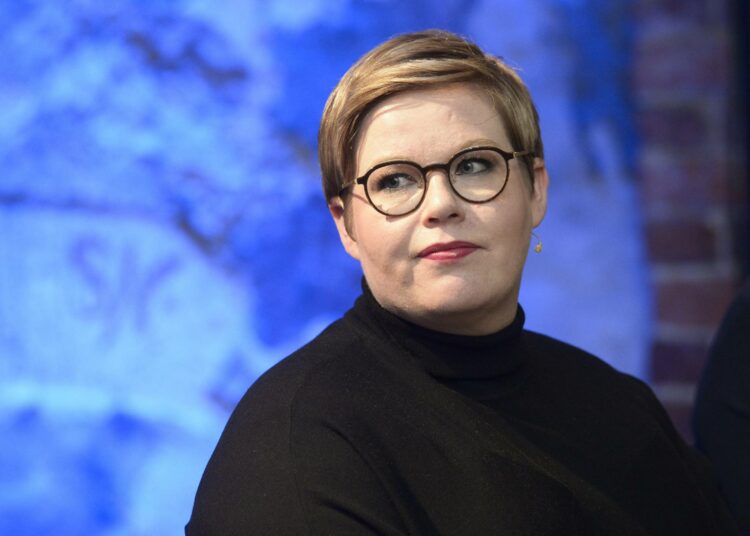 Keskustan puheenjohtaja Annika Saarikko välttelee avaamasta puolueensa leikkauslistaa.
