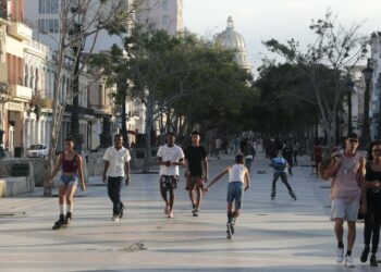 Nuoret ovat Kuubassa katoava luonnonvara, sillä syntyvyys on hyvin alhainen ja muutto ulkomaille houkuttelee yhä useampia. Kuva Havannan Paseo del Pradolta.